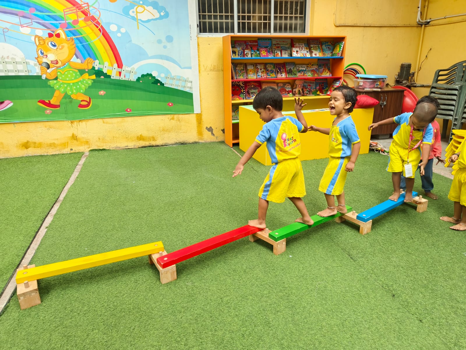 iPlay iLearn School - Happy children learning and playing